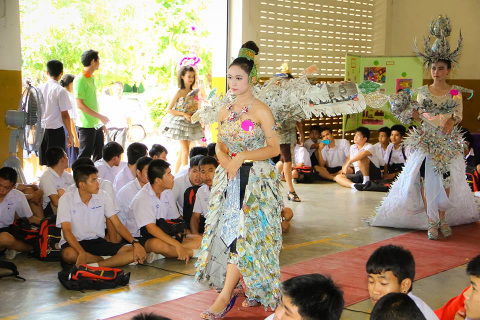 มิสไลบารี่.ชุดจากกระดาษ นสพ.โรงเรียนน้ำปาด จังหวัดอุตรดิตถ์