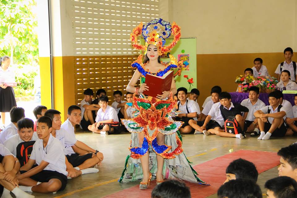 มิสไลบารี่.ชุดจากกระดาษ นสพ.โรงเรียนน้ำปาด จังหวัดอุตรดิตถ์