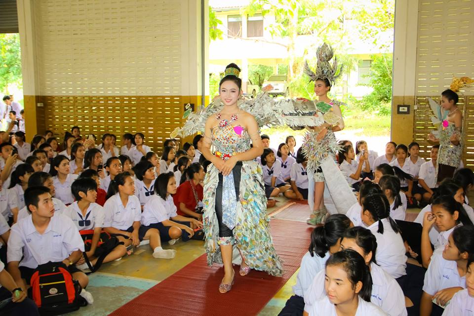 มิสไลบารี่.ชุดจากกระดาษ นสพ.โรงเรียนน้ำปาด จังหวัดอุตรดิตถ์