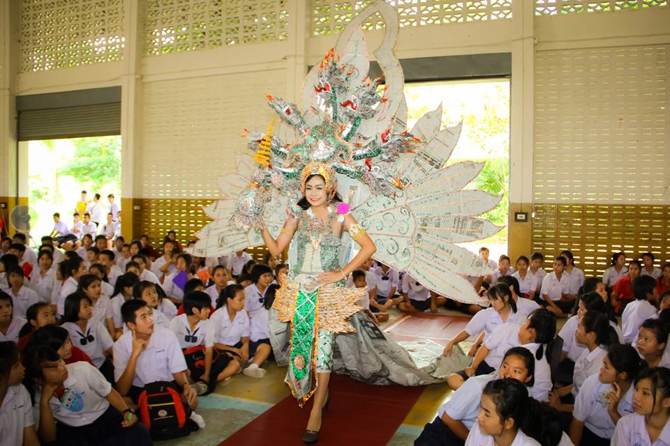 มิสไลบารี่.ชุดจากกระดาษ นสพ.โรงเรียนน้ำปาด จังหวัดอุตรดิตถ์