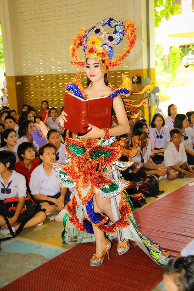 มิสไลบารี่.ชุดจากกระดาษ นสพ.โรงเรียนน้ำปาด จังหวัดอุตรดิตถ์