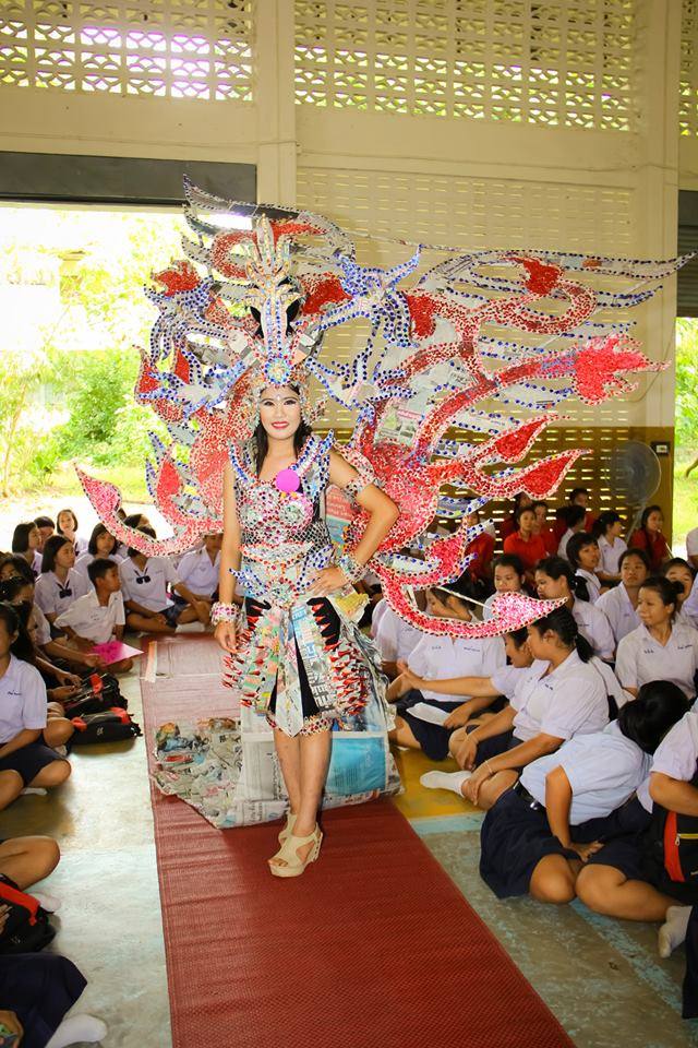 มิสไลบารี่.ชุดจากกระดาษ นสพ.โรงเรียนน้ำปาด จังหวัดอุตรดิตถ์