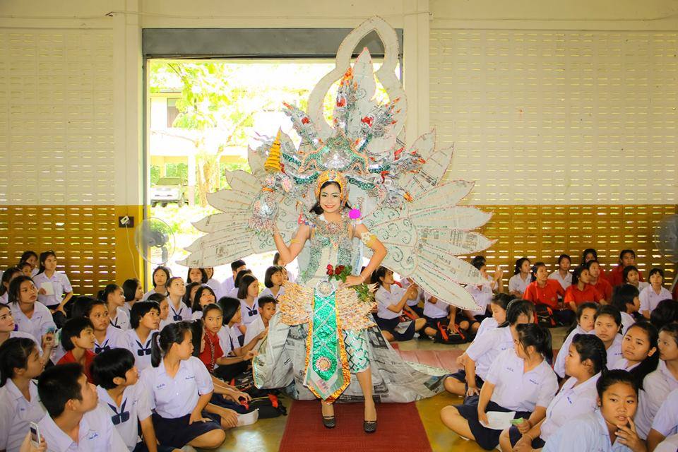 มิสไลบารี่.ชุดจากกระดาษ นสพ.โรงเรียนน้ำปาด จังหวัดอุตรดิตถ์