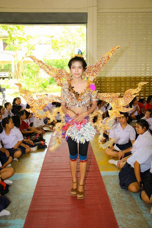 มิสไลบารี่.ชุดจากกระดาษ นสพ.โรงเรียนน้ำปาด จังหวัดอุตรดิตถ์