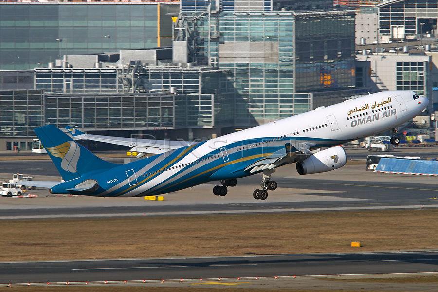 Oman Air สายการบินแห่งชาติโอมานกับ uniform สีฟ้าเรียบหรู และการตกแต่งภายในด้วยสีส้ม-ครีมอ่อนละมุนแต่ดูแข็งแกร่งหรูหราสบายตาเหมือนอยู่ในโรงแรมห้าดาว!!!