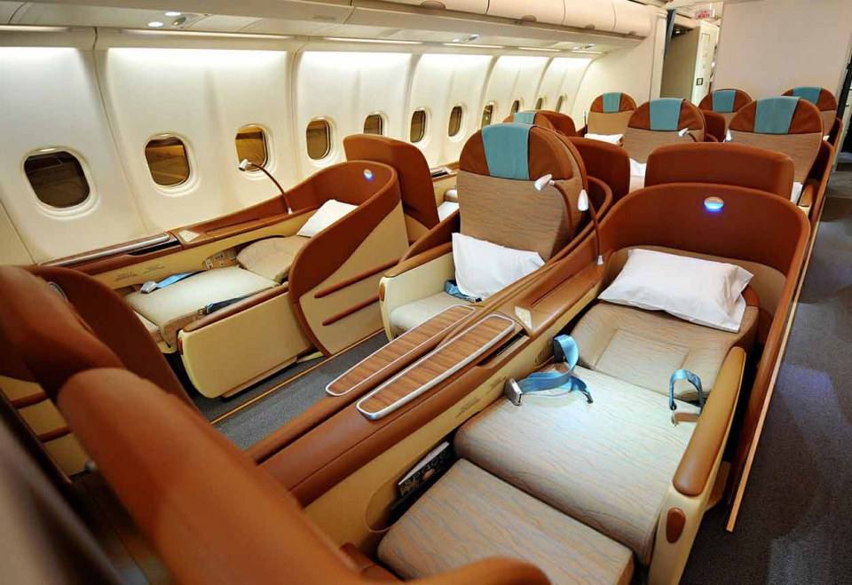 Oman Air สายการบินแห่งชาติโอมานกับ uniform สีฟ้าเรียบหรู และการตกแต่งภายในด้วยสีส้ม-ครีมอ่อนละมุนแต่ดูแข็งแกร่งหรูหราสบายตาเหมือนอยู่ในโรงแรมห้าดาว!!!