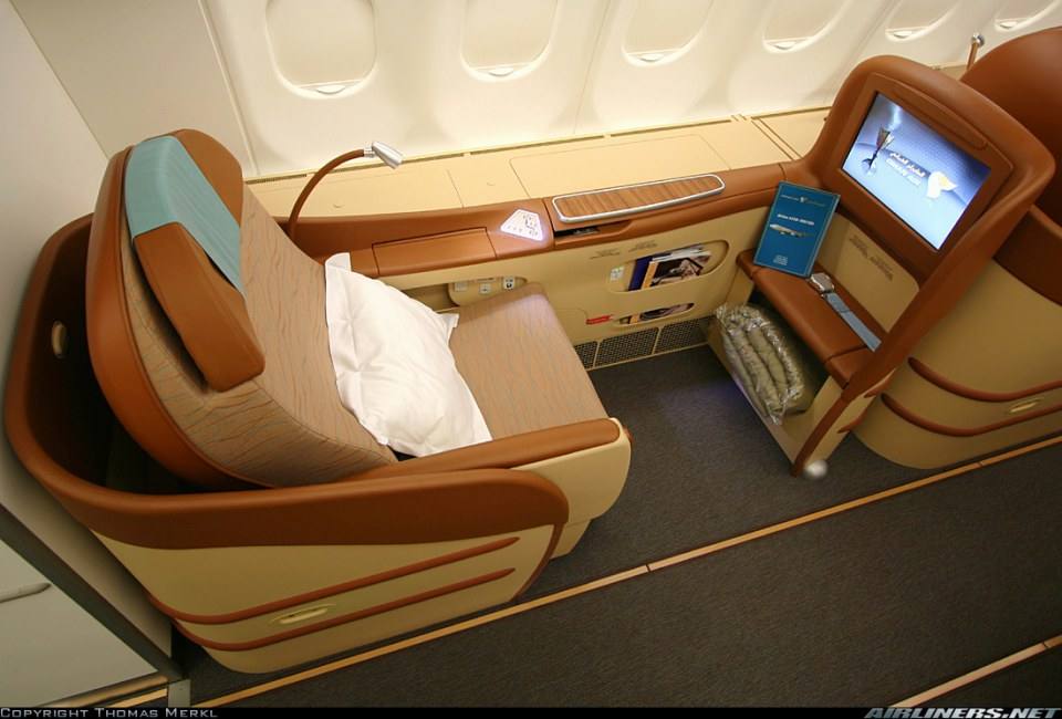 Oman Air สายการบินแห่งชาติโอมานกับ uniform สีฟ้าเรียบหรู และการตกแต่งภายในด้วยสีส้ม-ครีมอ่อนละมุนแต่ดูแข็งแกร่งหรูหราสบายตาเหมือนอยู่ในโรงแรมห้าดาว!!!