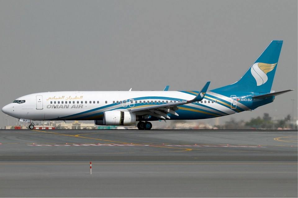 Oman Air สายการบินแห่งชาติโอมานกับ uniform สีฟ้าเรียบหรู และการตกแต่งภายในด้วยสีส้ม-ครีมอ่อนละมุนแต่ดูแข็งแกร่งหรูหราสบายตาเหมือนอยู่ในโรงแรมห้าดาว!!!