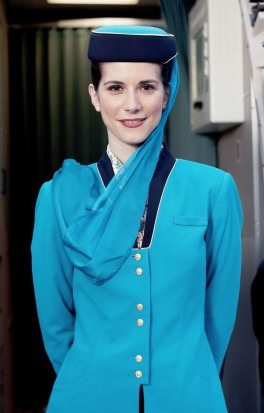 Oman Air สายการบินแห่งชาติโอมานกับ uniform สีฟ้าเรียบหรู และการตกแต่งภายในด้วยสีส้ม-ครีมอ่อนละมุนแต่ดูแข็งแกร่งหรูหราสบายตาเหมือนอยู่ในโรงแรมห้าดาว!!!