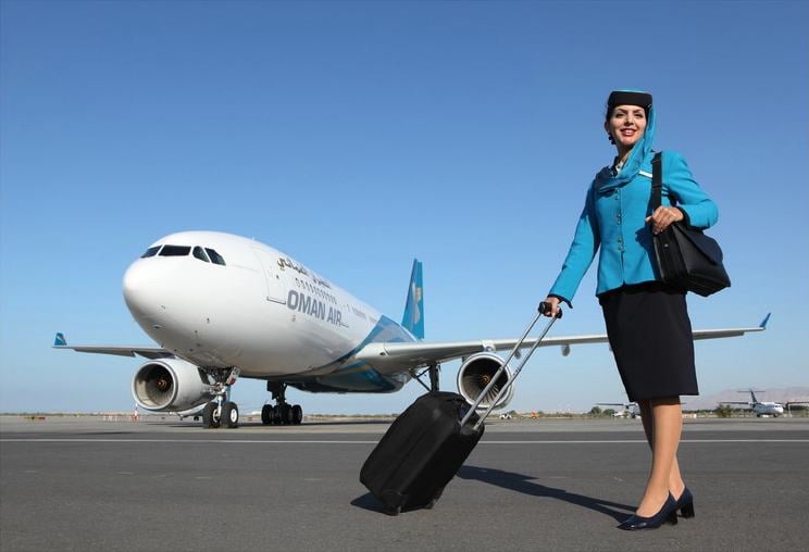 Oman Air สายการบินแห่งชาติโอมานกับ uniform สีฟ้าเรียบหรู และการตกแต่งภายในด้วยสีส้ม-ครีมอ่อนละมุนแต่ดูแข็งแกร่งหรูหราสบายตาเหมือนอยู่ในโรงแรมห้าดาว!!!