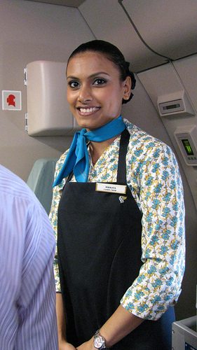 Oman Air สายการบินแห่งชาติโอมานกับ uniform สีฟ้าเรียบหรู และการตกแต่งภายในด้วยสีส้ม-ครีมอ่อนละมุนแต่ดูแข็งแกร่งหรูหราสบายตาเหมือนอยู่ในโรงแรมห้าดาว!!!