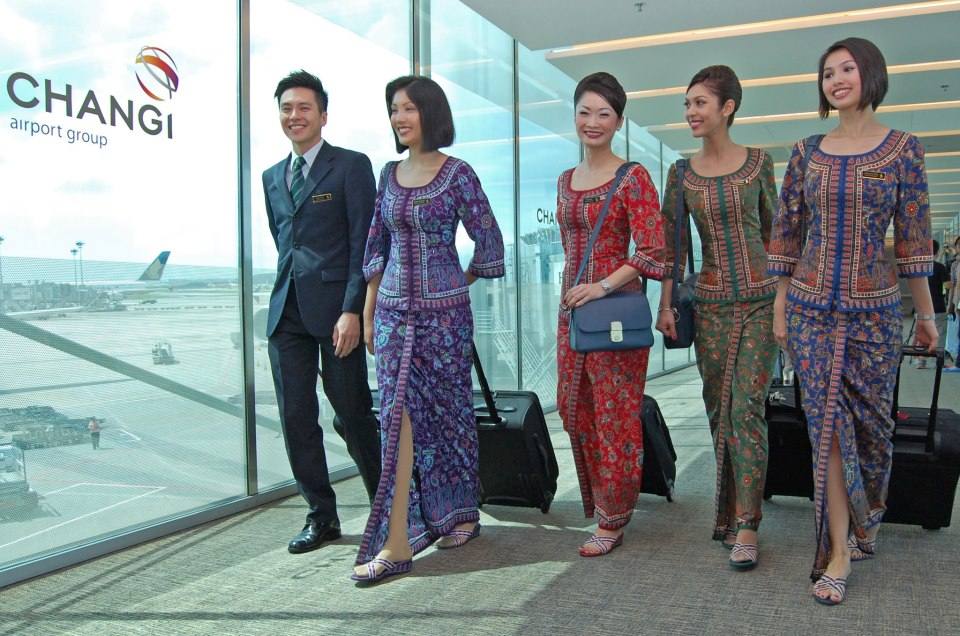 Singapore Airlines สายการบินเพื่อนบ้านห้าดาวระดับโลก กับชุดuniformทรงเสน่ห์ มีมนต์ขลังแบบเอเชีย แฝงไว้ซึ่งกลิ่นอายแบบมลายูและอาหรับได้อย่างลงตัว!!