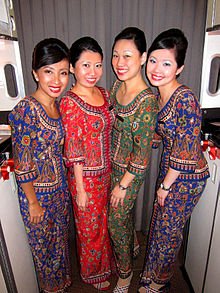 Singapore Airlines สายการบินเพื่อนบ้านห้าดาวระดับโลก กับชุดuniformทรงเสน่ห์ มีมนต์ขลังแบบเอเชีย แฝงไว้ซึ่งกลิ่นอายแบบมลายูและอาหรับได้อย่างลงตัว!!