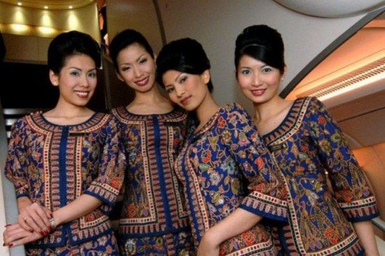 Singapore Airlines สายการบินเพื่อนบ้านห้าดาวระดับโลก กับชุดuniformทรงเสน่ห์ มีมนต์ขลังแบบเอเชีย แฝงไว้ซึ่งกลิ่นอายแบบมลายูและอาหรับได้อย่างลงตัว!!