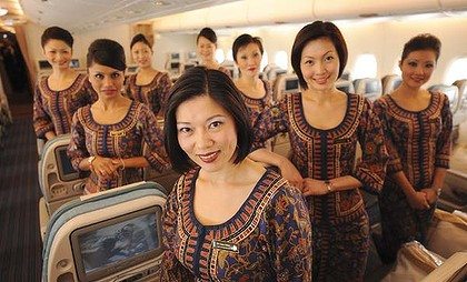 Singapore Airlines สายการบินเพื่อนบ้านห้าดาวระดับโลก กับชุดuniformทรงเสน่ห์ มีมนต์ขลังแบบเอเชีย แฝงไว้ซึ่งกลิ่นอายแบบมลายูและอาหรับได้อย่างลงตัว!!