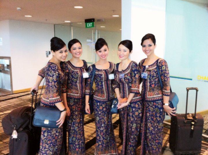 Singapore Airlines สายการบินเพื่อนบ้านห้าดาวระดับโลก กับชุดuniformทรงเสน่ห์ มีมนต์ขลังแบบเอเชีย แฝงไว้ซึ่งกลิ่นอายแบบมลายูและอาหรับได้อย่างลงตัว!!