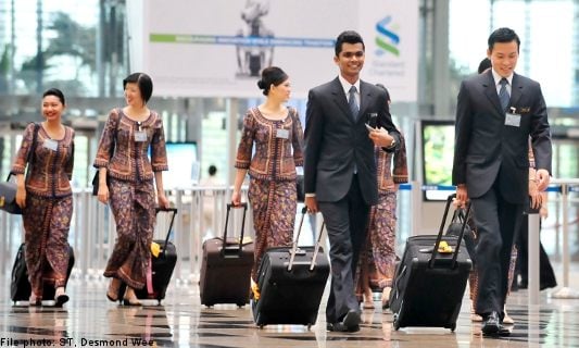 Singapore Airlines สายการบินเพื่อนบ้านห้าดาวระดับโลก กับชุดuniformทรงเสน่ห์ มีมนต์ขลังแบบเอเชีย แฝงไว้ซึ่งกลิ่นอายแบบมลายูและอาหรับได้อย่างลงตัว!!