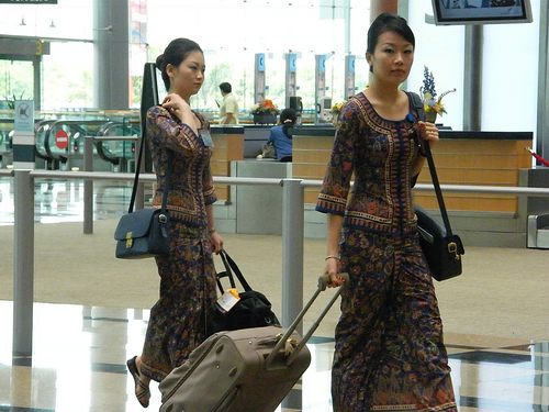 Singapore Airlines สายการบินเพื่อนบ้านห้าดาวระดับโลก กับชุดuniformทรงเสน่ห์ มีมนต์ขลังแบบเอเชีย แฝงไว้ซึ่งกลิ่นอายแบบมลายูและอาหรับได้อย่างลงตัว!!