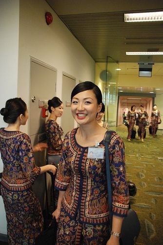 Singapore Airlines สายการบินเพื่อนบ้านห้าดาวระดับโลก กับชุดuniformทรงเสน่ห์ มีมนต์ขลังแบบเอเชีย แฝงไว้ซึ่งกลิ่นอายแบบมลายูและอาหรับได้อย่างลงตัว!!