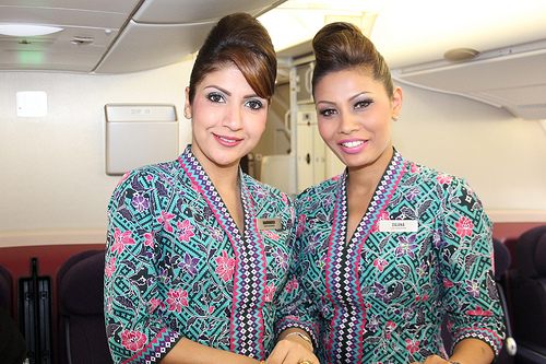 Malaysia Airlines สายการบินแห่งชาติห้าดาวระดับโลกของมาเลเซีย กับชุด uniform โดดเด่นมีเสน่ห์งดงามแบบชาวมลายู เรียบง่ายแต่เริ่ดหรูภายในเวลาเดียวกัน!!!