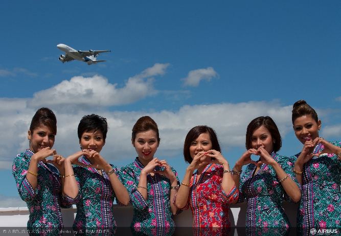 Malaysia Airlines สายการบินแห่งชาติห้าดาวระดับโลกของมาเลเซีย กับชุด uniform โดดเด่นมีเสน่ห์งดงามแบบชาวมลายู เรียบง่ายแต่เริ่ดหรูภายในเวลาเดียวกัน!!!