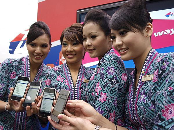 Malaysia Airlines สายการบินแห่งชาติห้าดาวระดับโลกของมาเลเซีย กับชุด uniform โดดเด่นมีเสน่ห์งดงามแบบชาวมลายู เรียบง่ายแต่เริ่ดหรูภายในเวลาเดียวกัน!!!