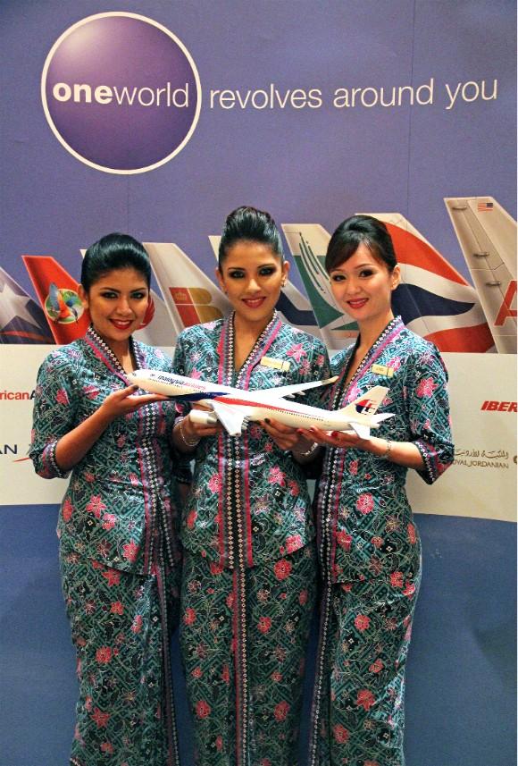 Malaysia Airlines สายการบินแห่งชาติห้าดาวระดับโลกของมาเลเซีย กับชุด uniform โดดเด่นมีเสน่ห์งดงามแบบชาวมลายู เรียบง่ายแต่เริ่ดหรูภายในเวลาเดียวกัน!!!