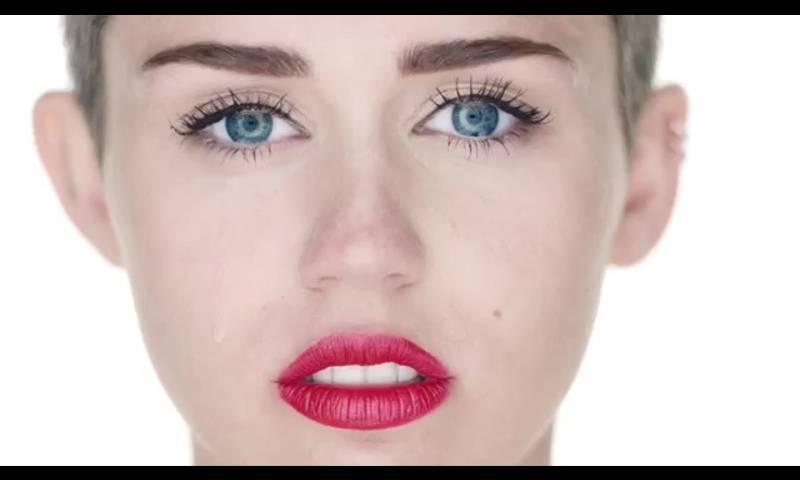 ไมลีย์มาแล้วค่าา!!!แรงได้อีกค่ะกับมิวสิควิดีโอ Miley Cyrus - Wrecking Ball