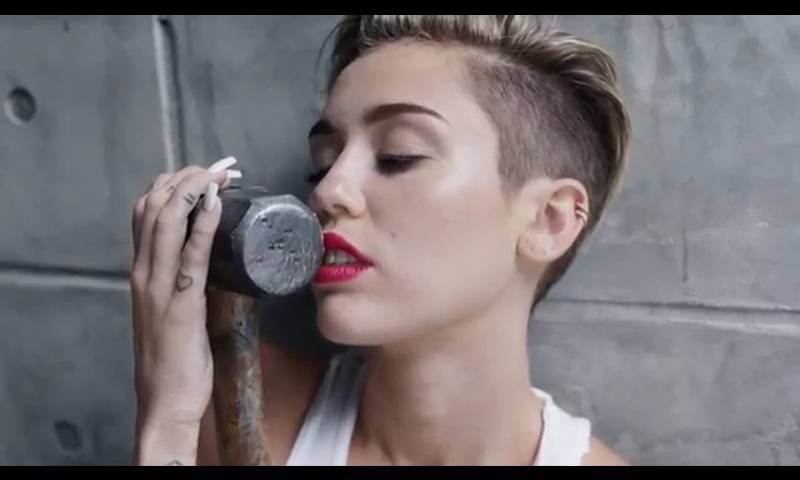 ไมลีย์มาแล้วค่าา!!!แรงได้อีกค่ะกับมิวสิควิดีโอ Miley Cyrus - Wrecking Ball