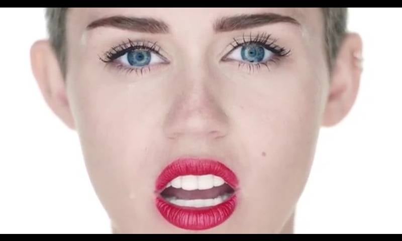 ไมลีย์มาแล้วค่าา!!!แรงได้อีกค่ะกับมิวสิควิดีโอ Miley Cyrus - Wrecking Ball