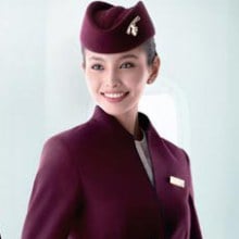 Qatar Airways สายการบินห้าดาวของโลกกับชุดuniformสีเลือดหมูดูภูมิฐานแต่สดใส แกร่งนอกอ่อนใน สมกับเป็นบริการห้าดาวที่ต้องลองไปสัมผัสสักครั้งในชีวิต