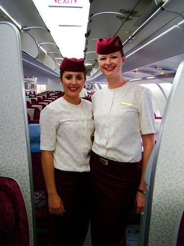 Qatar Airways สายการบินห้าดาวของโลกกับชุดuniformสีเลือดหมูดูภูมิฐานแต่สดใส แกร่งนอกอ่อนใน สมกับเป็นบริการห้าดาวที่ต้องลองไปสัมผัสสักครั้งในชีวิต