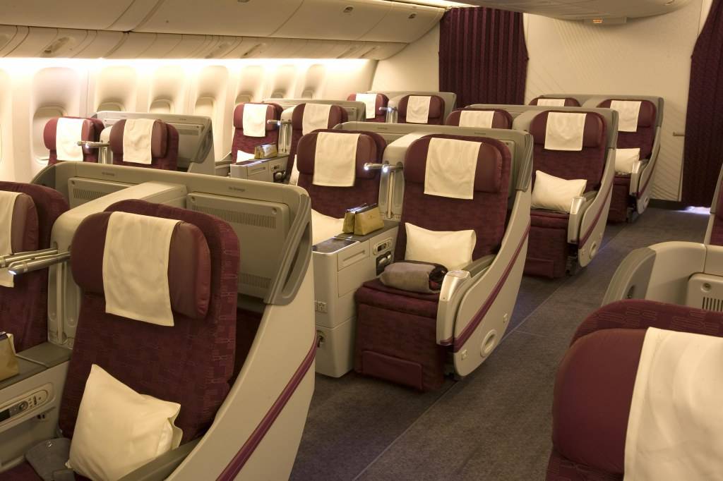 Qatar Airways สายการบินห้าดาวของโลกกับชุดuniformสีเลือดหมูดูภูมิฐานแต่สดใส แกร่งนอกอ่อนใน สมกับเป็นบริการห้าดาวที่ต้องลองไปสัมผัสสักครั้งในชีวิต