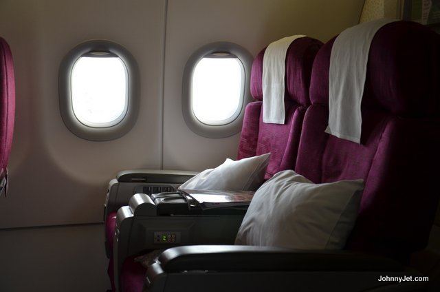 Qatar Airways สายการบินห้าดาวของโลกกับชุดuniformสีเลือดหมูดูภูมิฐานแต่สดใส แกร่งนอกอ่อนใน สมกับเป็นบริการห้าดาวที่ต้องลองไปสัมผัสสักครั้งในชีวิต