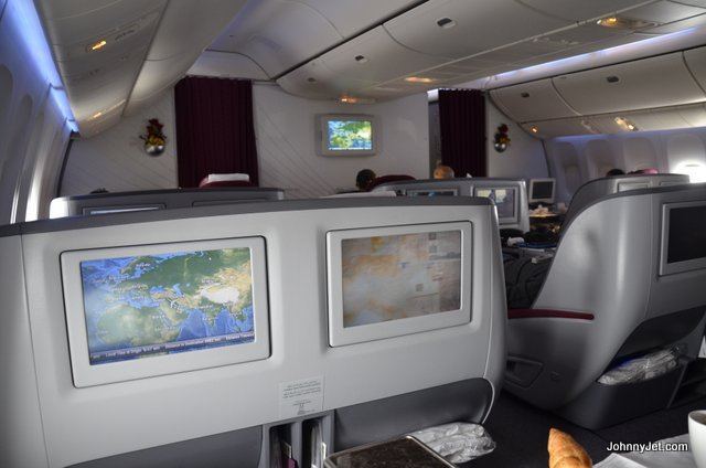 Qatar Airways สายการบินห้าดาวของโลกกับชุดuniformสีเลือดหมูดูภูมิฐานแต่สดใส แกร่งนอกอ่อนใน สมกับเป็นบริการห้าดาวที่ต้องลองไปสัมผัสสักครั้งในชีวิต