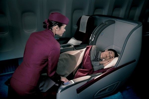 Qatar Airways สายการบินห้าดาวของโลกกับชุดuniformสีเลือดหมูดูภูมิฐานแต่สดใส แกร่งนอกอ่อนใน สมกับเป็นบริการห้าดาวที่ต้องลองไปสัมผัสสักครั้งในชีวิต