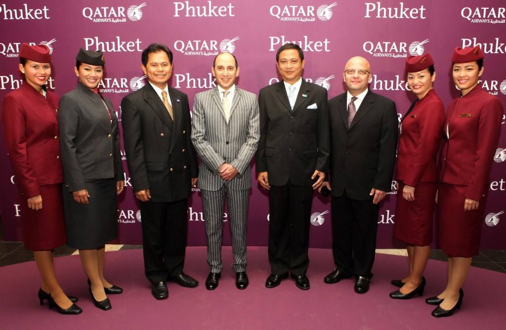 Qatar Airways สายการบินห้าดาวของโลกกับชุดuniformสีเลือดหมูดูภูมิฐานแต่สดใส แกร่งนอกอ่อนใน สมกับเป็นบริการห้าดาวที่ต้องลองไปสัมผัสสักครั้งในชีวิต