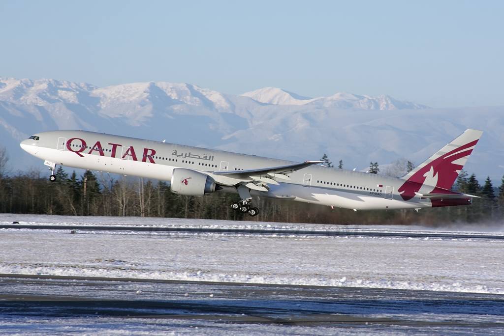 Qatar Airways สายการบินห้าดาวของโลกกับชุดuniformสีเลือดหมูดูภูมิฐานแต่สดใส แกร่งนอกอ่อนใน สมกับเป็นบริการห้าดาวที่ต้องลองไปสัมผัสสักครั้งในชีวิต