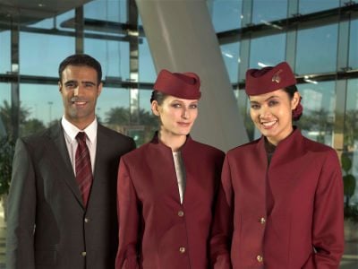 Qatar Airways สายการบินห้าดาวของโลกกับชุดuniformสีเลือดหมูดูภูมิฐานแต่สดใส แกร่งนอกอ่อนใน สมกับเป็นบริการห้าดาวที่ต้องลองไปสัมผัสสักครั้งในชีวิต