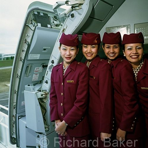 Qatar Airways สายการบินห้าดาวของโลกกับชุดuniformสีเลือดหมูดูภูมิฐานแต่สดใส แกร่งนอกอ่อนใน สมกับเป็นบริการห้าดาวที่ต้องลองไปสัมผัสสักครั้งในชีวิต