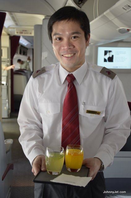 Qatar Airways สายการบินห้าดาวของโลกกับชุดuniformสีเลือดหมูดูภูมิฐานแต่สดใส แกร่งนอกอ่อนใน สมกับเป็นบริการห้าดาวที่ต้องลองไปสัมผัสสักครั้งในชีวิต