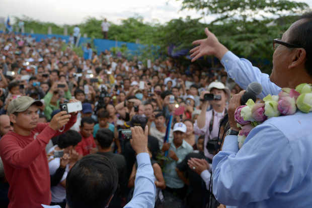 คุณ สม รังสี ผู้นำพรรคกู้ชาติกัมพูชา หรือ CNRP