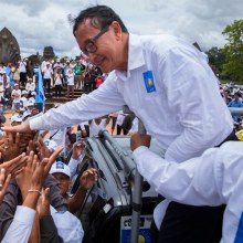 คุณ สม รังสี ผู้นำพรรคกู้ชาติกัมพูชา หรือ CNRP