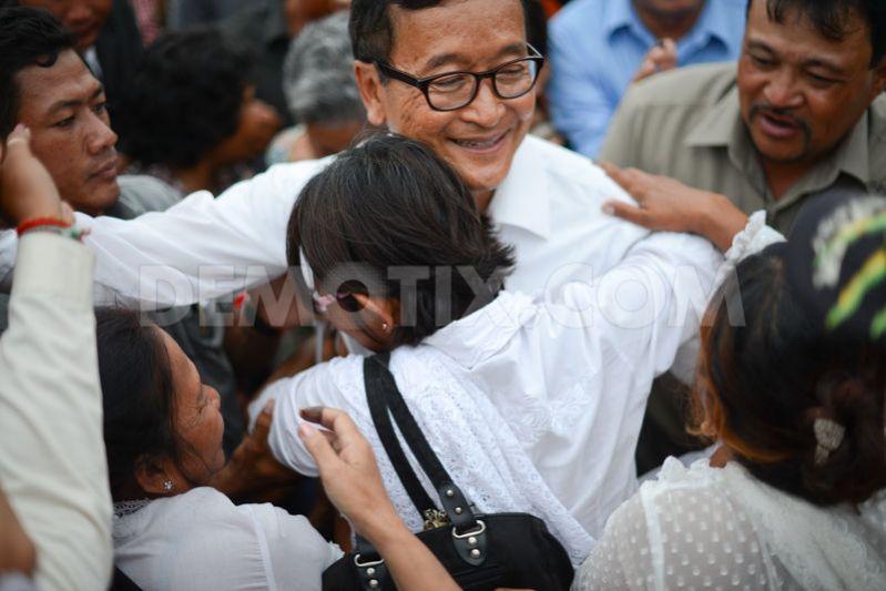 คุณ สม รังสี ผู้นำพรรคกู้ชาติกัมพูชา หรือ CNRP