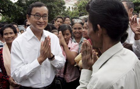 คุณ สม รังสี ผู้นำพรรคกู้ชาติกัมพูชา หรือ CNRP