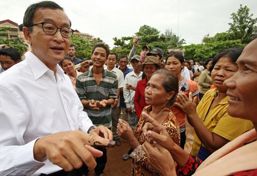 คุณ สม รังสี ผู้นำพรรคกู้ชาติกัมพูชา หรือ CNRP