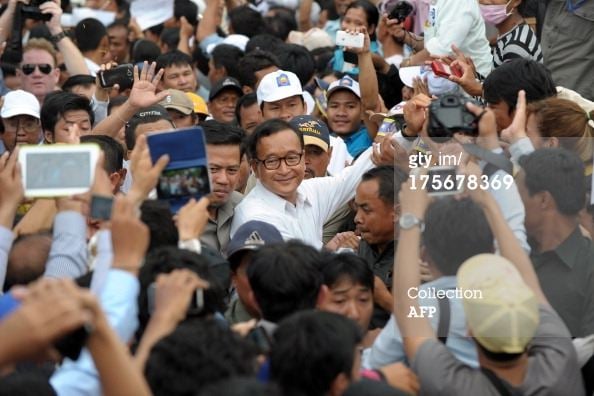 คุณ สม รังสี ผู้นำพรรคกู้ชาติกัมพูชา หรือ CNRP