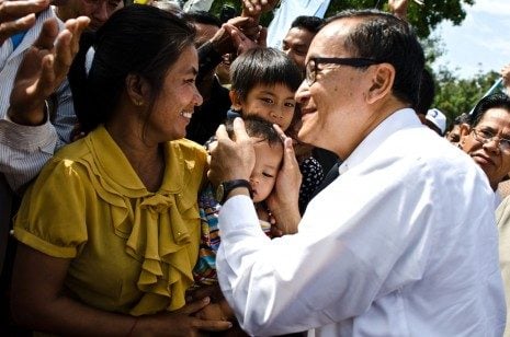 คุณ สม รังสี ผู้นำพรรคกู้ชาติกัมพูชา หรือ CNRP