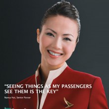 Cathay Pacific สายการบินห้าดาวระดับโลกของฮ่องกง พร้อมชุด uniform สีแดงแจ๊ดสดใส อาจดูเรียบๆแต่ซ่อนเสน่ห์แบบจีนผสมตะวันตกไว้อย่างสมบูรณ์แบบ