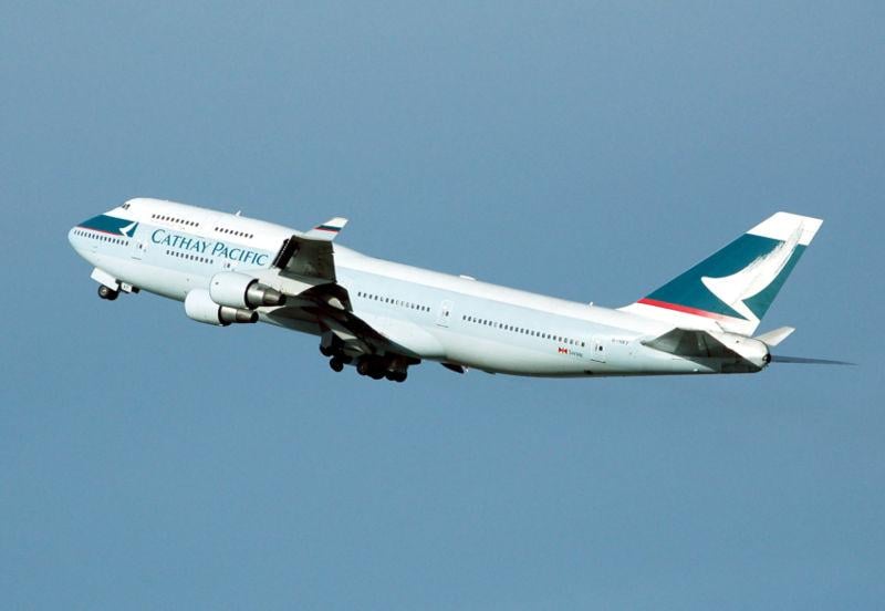 Cathay Pacific สายการบินห้าดาวระดับโลกของฮ่องกง พร้อมชุด uniform สีแดงแจ๊ดสดใส อาจดูเรียบๆแต่ซ่อนเสน่ห์แบบจีนผสมตะวันตกไว้อย่างสมบูรณ์แบบ